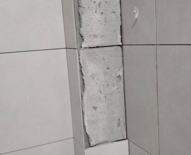 石台瓷砖空鼓维修公司分享下瓷砖施工前基层浇水润湿程度不足，可能导致以下问题