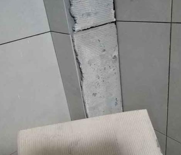 石台瓷砖空鼓维修公司分享下厨房瓷砖脱落的补救措施。